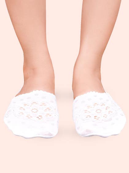 Shyle White Front Lace Seamless Ankle Socks